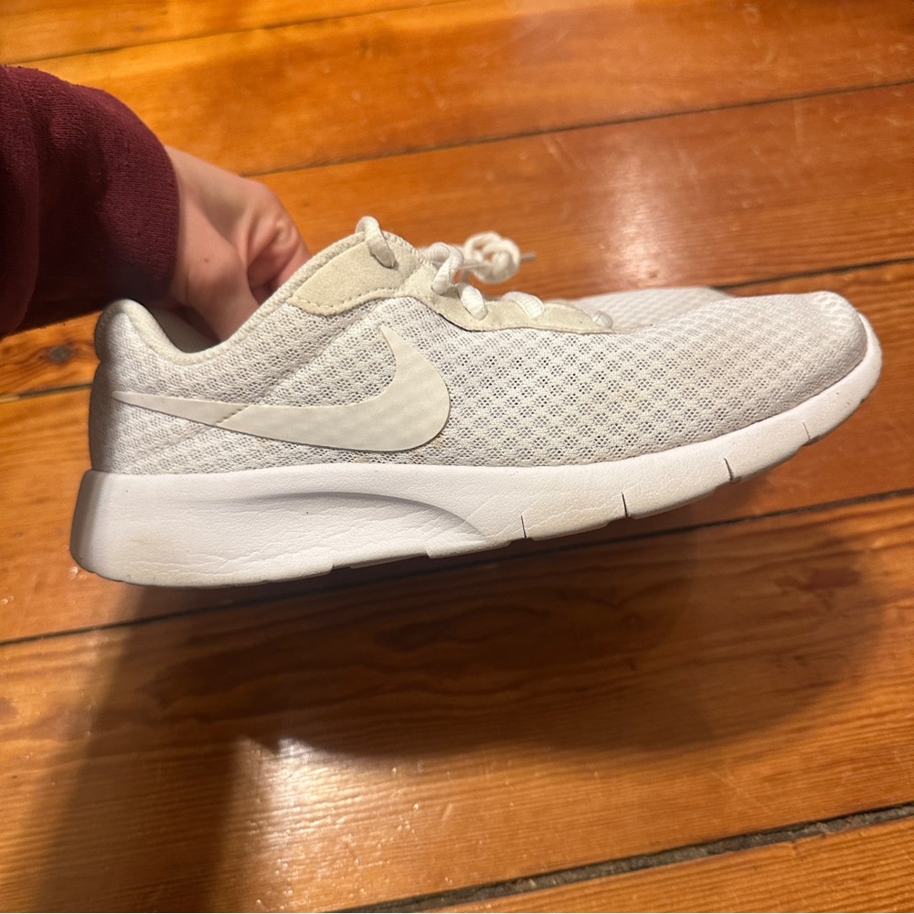 White Nike Sneakers Women’s